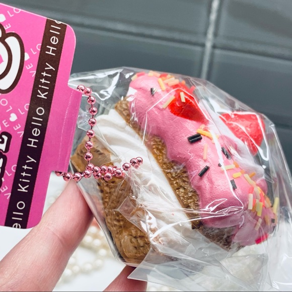 Hello Kitty strawberry cake squishy ball chain - Picture 6 of 6